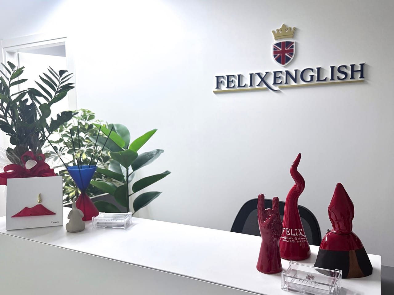 La reception di Felix English a Pompei con l'insegna a muro