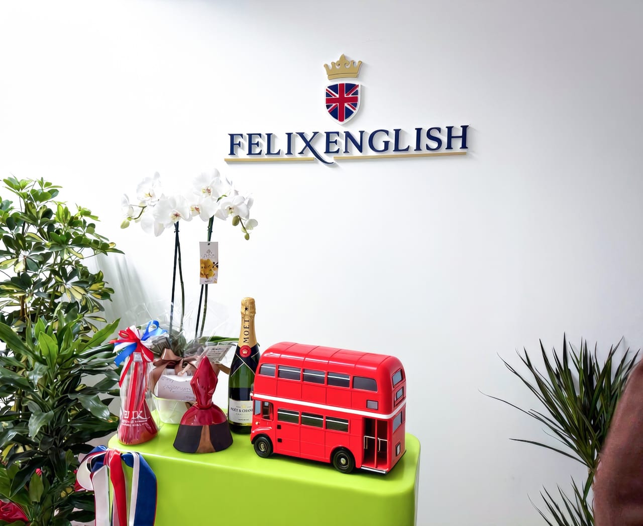 Ingresso di Felix English con l'insegna e un modellino di bus londinese